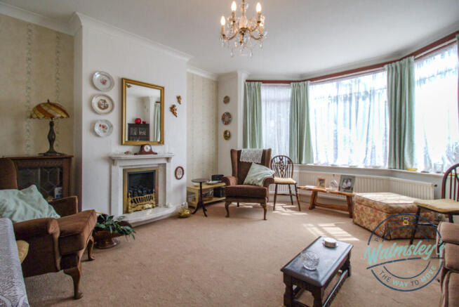 Sitting room with wide bay