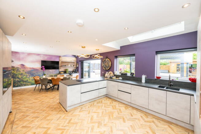 5 bed Semi-Detached for sale Image 10