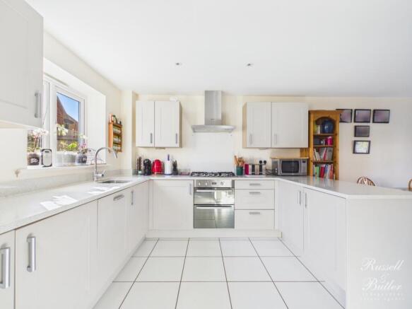 CAM01995G0-PR0422-STILL006