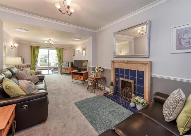 57 Queens Road-living1.jpg