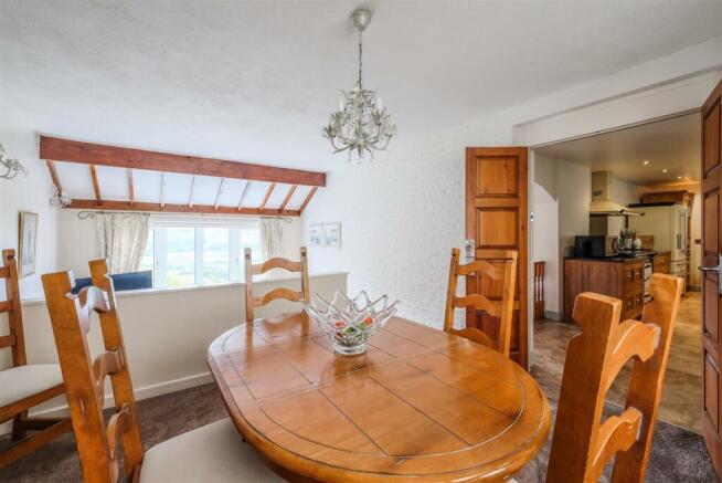 4 bed Detached for sale Image 9