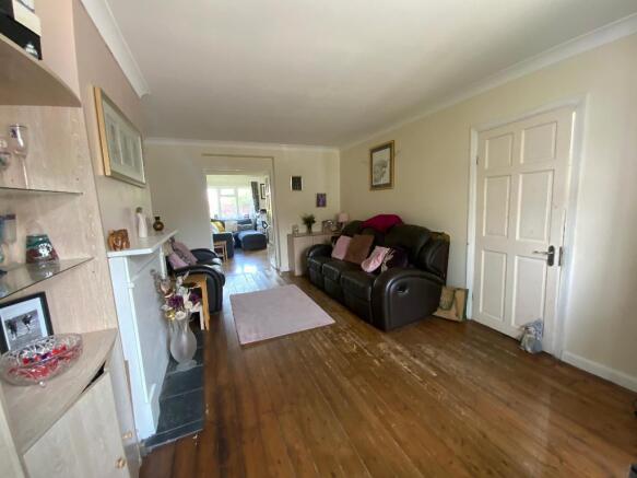 LIVING ROOM 17'10 x 11'10