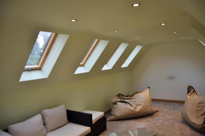 5 bed Detached to rent Image 7