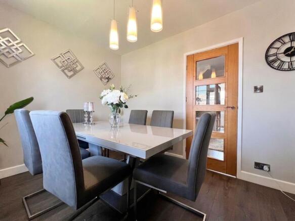 4 bed Semi-Detached for sale Image 11