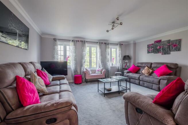 5 bed Detached for sale Image 8