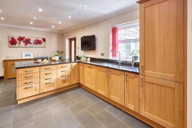 5 bed Detached for sale Image 10