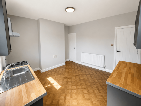 2 bed Terraced to rent Image 6