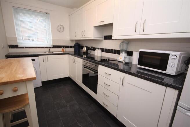 MODERN FITTED KITCHEN