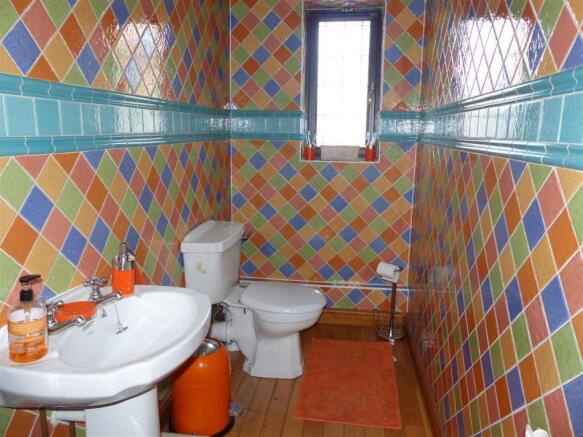 DOWNSTAIRS WC.JPG