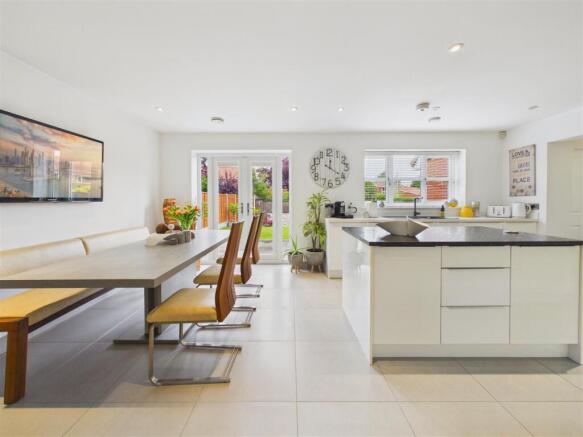 5 bed Detached for sale Image 6