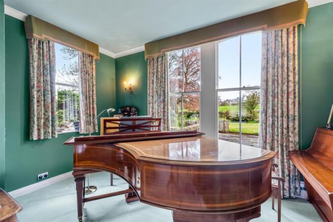 5 bed Detached for sale Image 8
