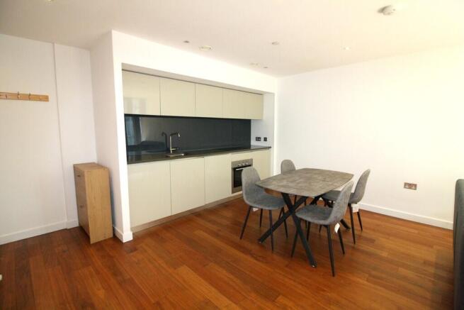 2 bed Apartment to rent Image 6