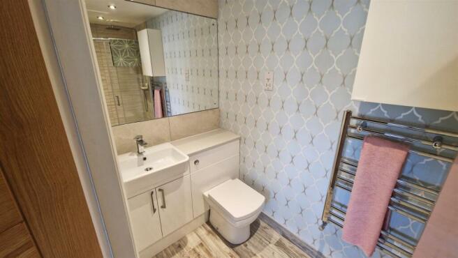 10 Shones croft en-suite.jpg