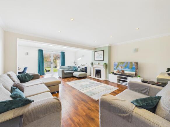 CAM02119G0-PR0554-STILL004