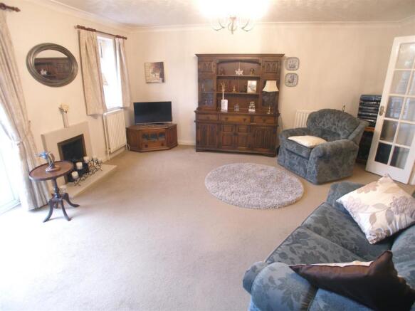 LOUNGE/DINING ROOM