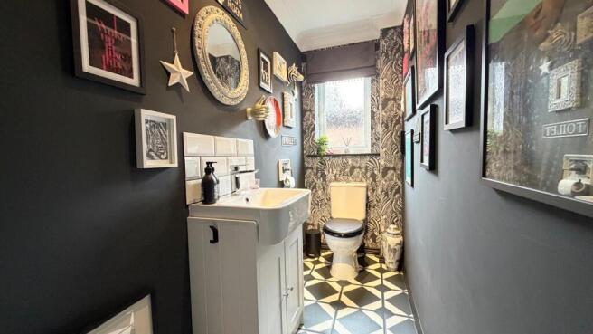 5 bed Detached for sale Image 4