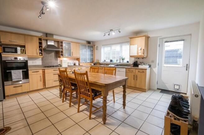 KITCHEN/DINING ROOM