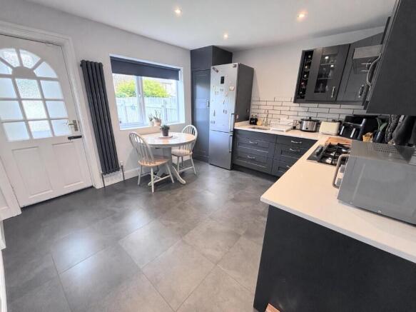 9 Rustic Avenue, Southowram, HX3 9QW photo 3