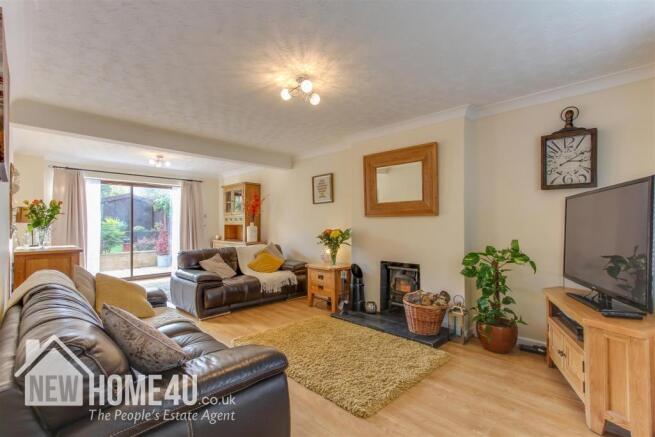 LOUNGE / DINING ROOM:
