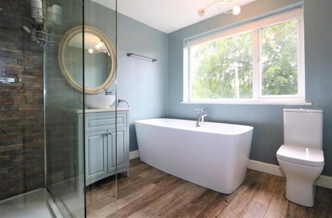 STYLISH FAMILY BATHROOM