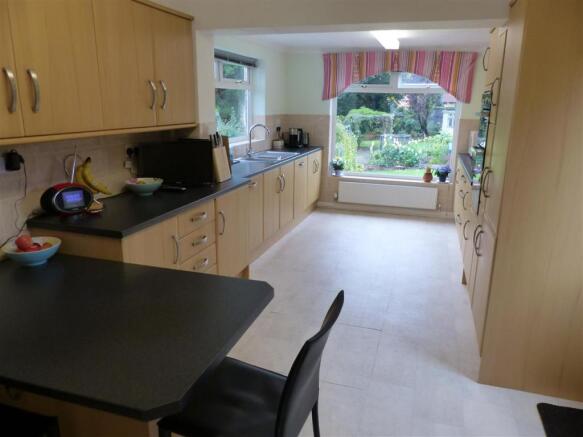 KITCHEN/BREAKFAST