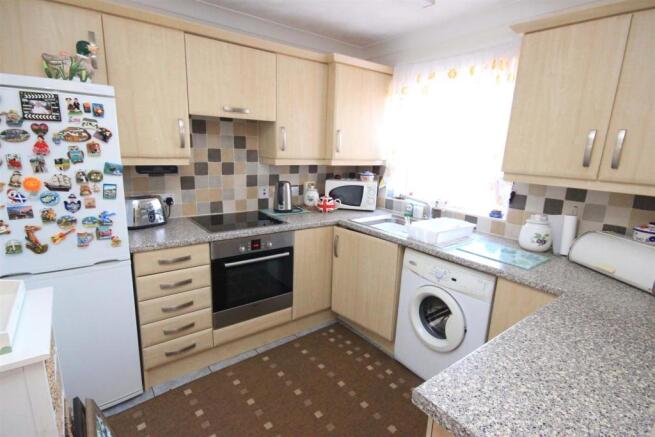 FITTED KITCHEN