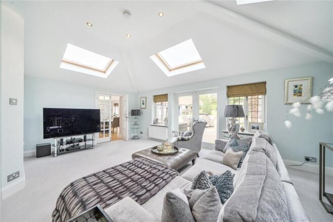 5 bed Detached for sale Image 11