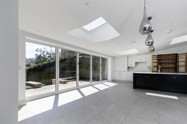 5 bed Detached for sale Image 8