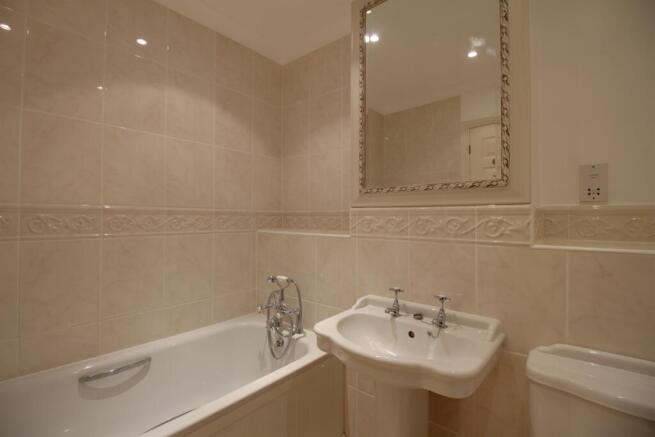Bathroom (Main)