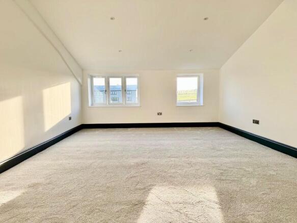 5 bed Semi-Detached to rent Image 10