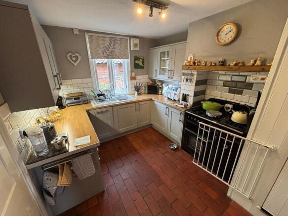 2 bed Semi-Detached to rent Image 3