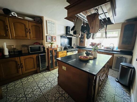 8 bed Detached for sale Image 7