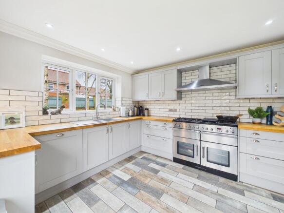 4 bed Detached for sale Image 10