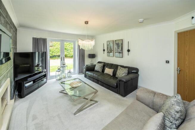 5 bed Detached for sale Image 8