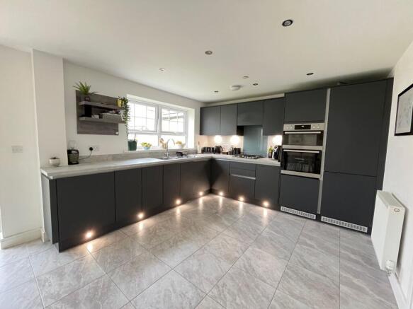 38 Cae Ffynnon, Cowbridge, Vale of Glamorgan CF71 7FJ photo 3