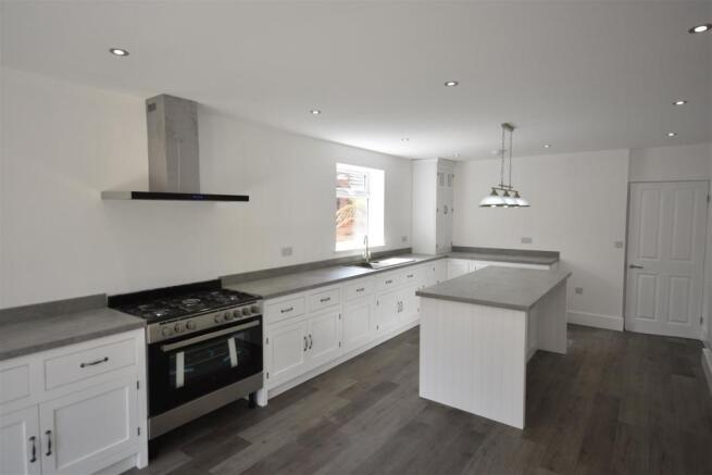 FURTHER VIEW OF THE DINING KITCHEN