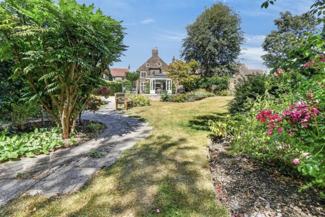 4 bed Detached for sale Image 11