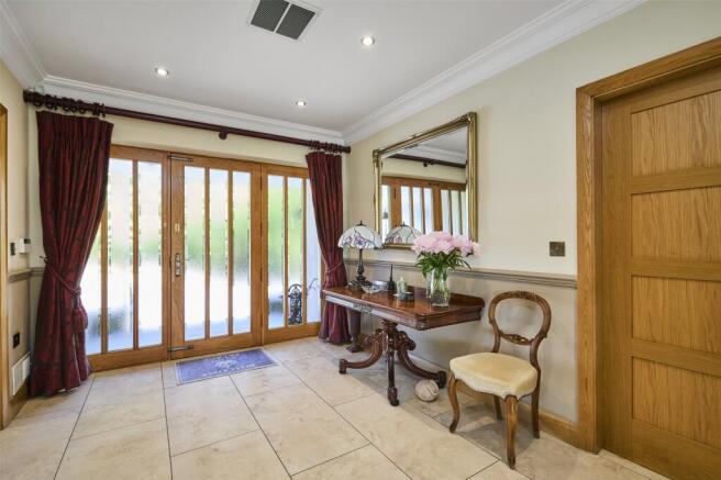 5 bed Detached for sale Image 4