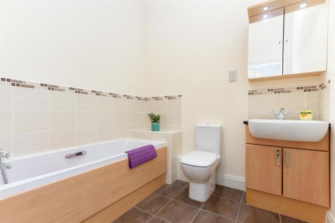 4 Queens Manor Bathroom.jpg
