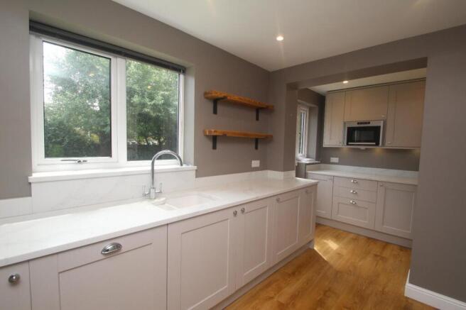 4 bed House to rent Image 4