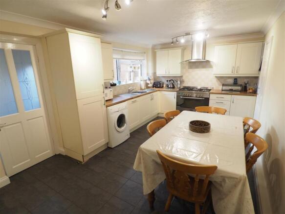 Spacious Dining Kitchen 298