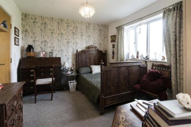 5 bed Detached for sale Image 9
