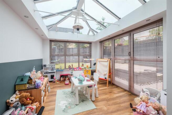5 bed House for sale Image 6