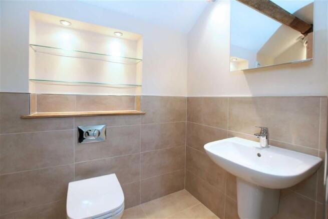 EN-SUITE SHOWER ROOM