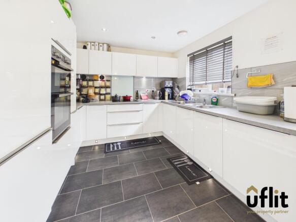 4 bed Detached for sale Image 11