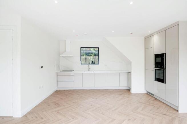 Gaynes Hill Road, WOODFORD GREEN, IG8 photo 4
