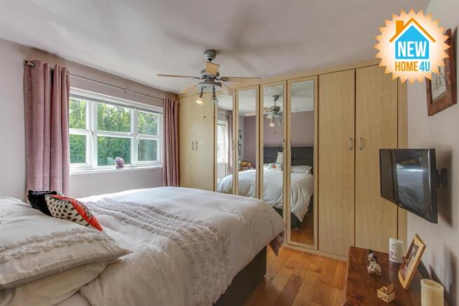 MAIN BEDROOM: