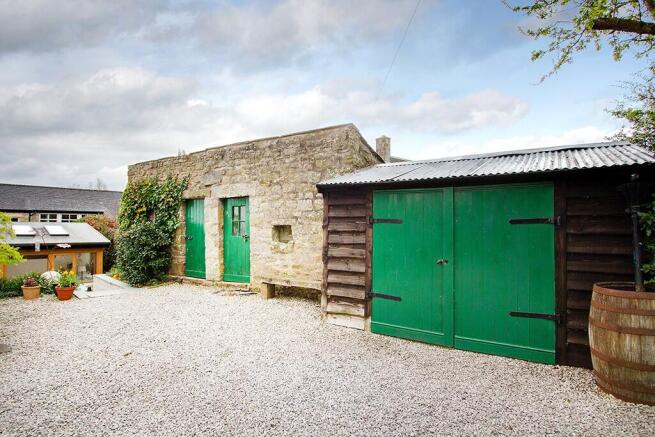 Garage/outbuildings