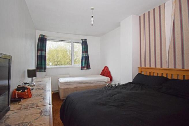18 Larchmere Drive, bed 1.jpg