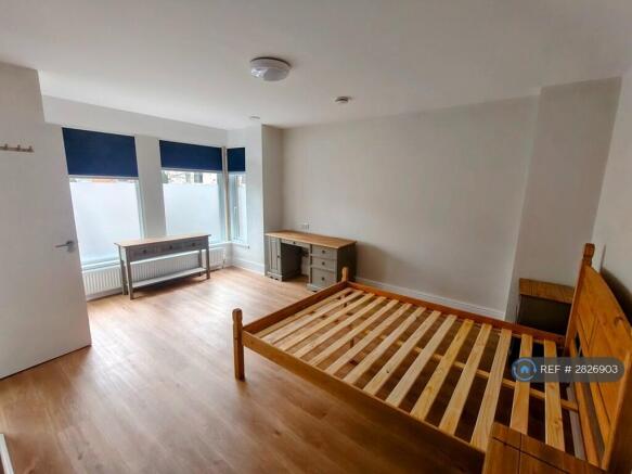 1 bed House Share to rent Image 8
